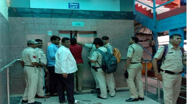 रतलाम : रेलवे स्टेशन की लिफ्ट में फंसे 28 यात्री, मचा हड़कंप