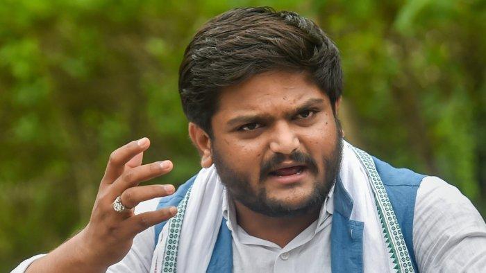 कांग्रेस को बड़ा झटका : हार्दिक पटेल ने गुजरात चुनाव से पहले पार्टी को सौंपा इस्तीफा