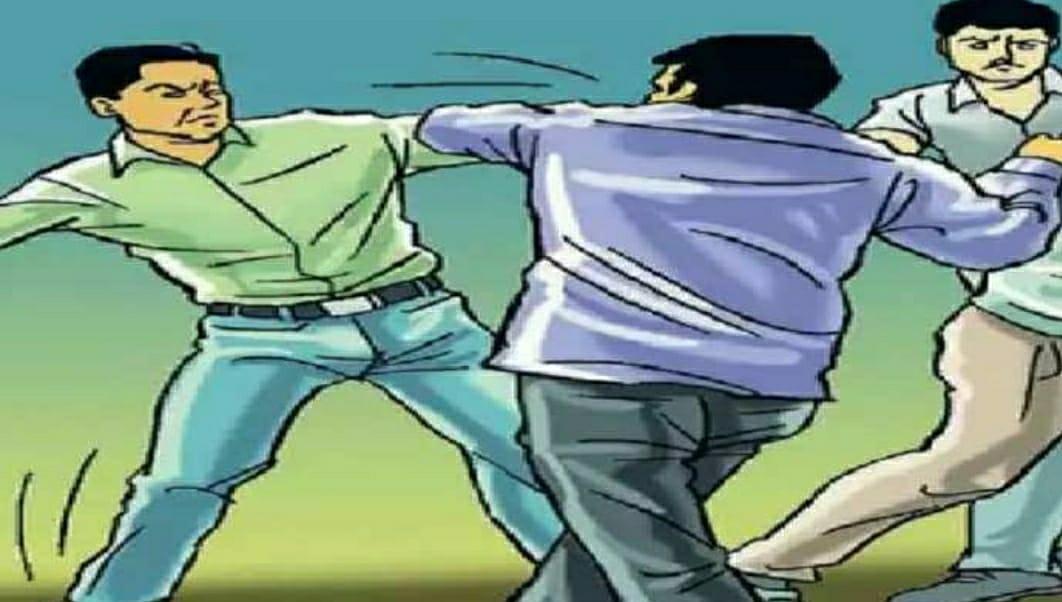 सरेराह युवक की पिटाई, तमाशबीन बनी रही पब्लिक, पुलिस को नहीं खबर