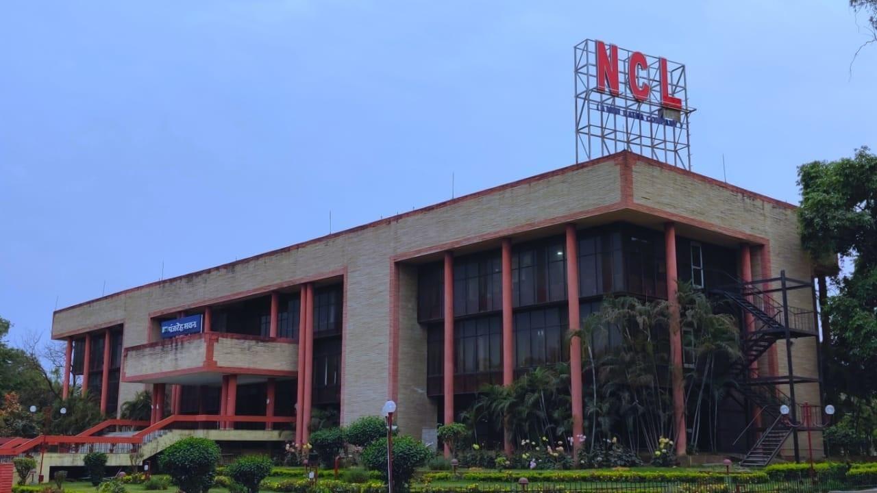 NCL की खदान में भीषण आग, प्रोडक्सन कार्य में लगी करोड़ों की मशीन जलकर खाक