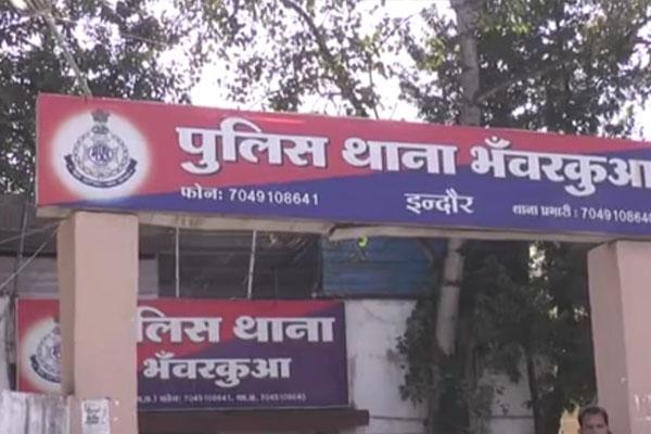 Indore News : शादी का झाँसा देकर युवक ने युवती के साथ किया दुष्कर्म, अश्लील फोटो को वायरल करने की धमकी देकर करता था ब्लैकमेल