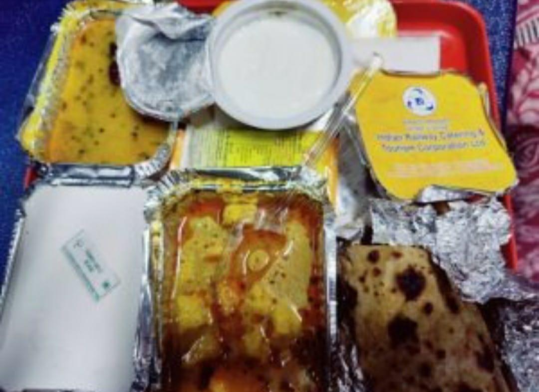 IRCTC : ख़राब खाने की शिकायत के बाद एक्शन में Indian Railways, जांच अभियान शुरू