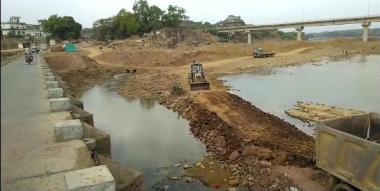 जल आवर्धन योजना प्रोजेक्ट के साथ साथ खनन माफिया हावी, रातों रात बना दिया कच्चा पुल