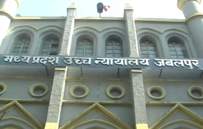 आरोपी को हथकड़ी लगाकर कोर्ट में किया पेश, कोर्ट ने पुलिस को लगाई फटकार