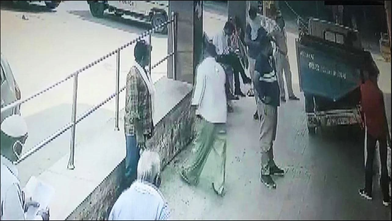 असंवेदनशील पुलिस, हादसे के शिकार मजदूर के शव को कूड़ा गाड़ी में पटका, सफाई में भी सुनाई झूठी दलील