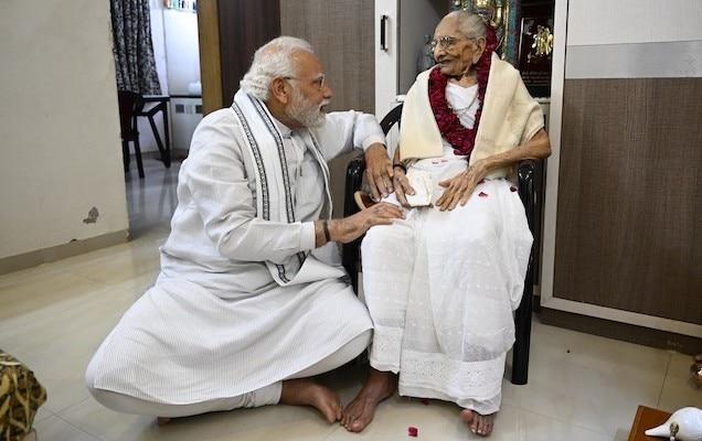 प्रधानमंत्री नरेंद्र मोदी पहुंचे मां हीराबेन के 100 वे जन्मदिन पर गांधीनगर, पैर धोए और पूजा की, आशीर्वाद लिया