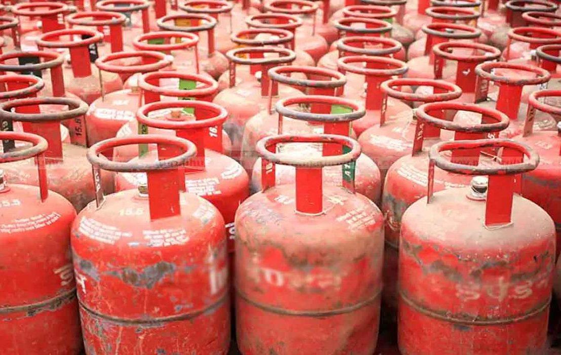LPG Rate: एलपीजी सिलेंडर के दाम में हुई गिरावट, 115 रुपये सस्ता हुआ सिलेंडर, जानें ताजा भाव