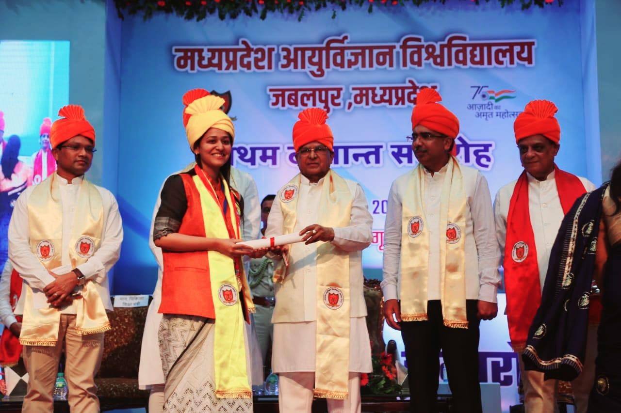 मेडिकल यूनिवर्सिटी के दीक्षांत समारोह में राशि हिंगणकर को गोल्ड मेडल, राज्यपाल मंगुभाई पटेल ने कही बड़ी बात