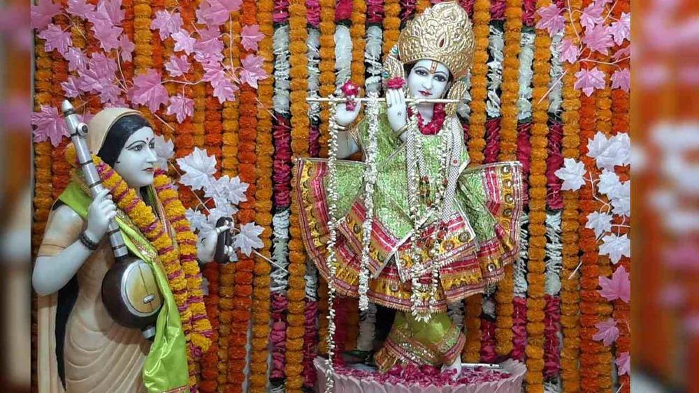 कभी नहीं देखा होगा श्रीकृष्ण का ऐसा मंदिर, जहां राधा नहीं बल्कि मीराबाई को पूजते हैं भक्त