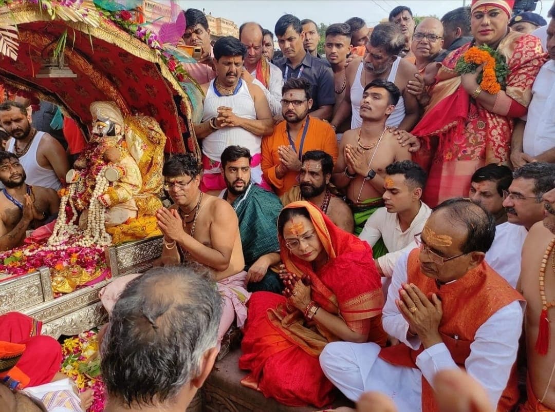 बाबा Mahakal की निकली सवारी, सीएम शिवराज पत्नी सहित हुए शामिल, पूजा कर प्रदेशवसियों की सुख समृद्धि के लिए की प्रार्थना