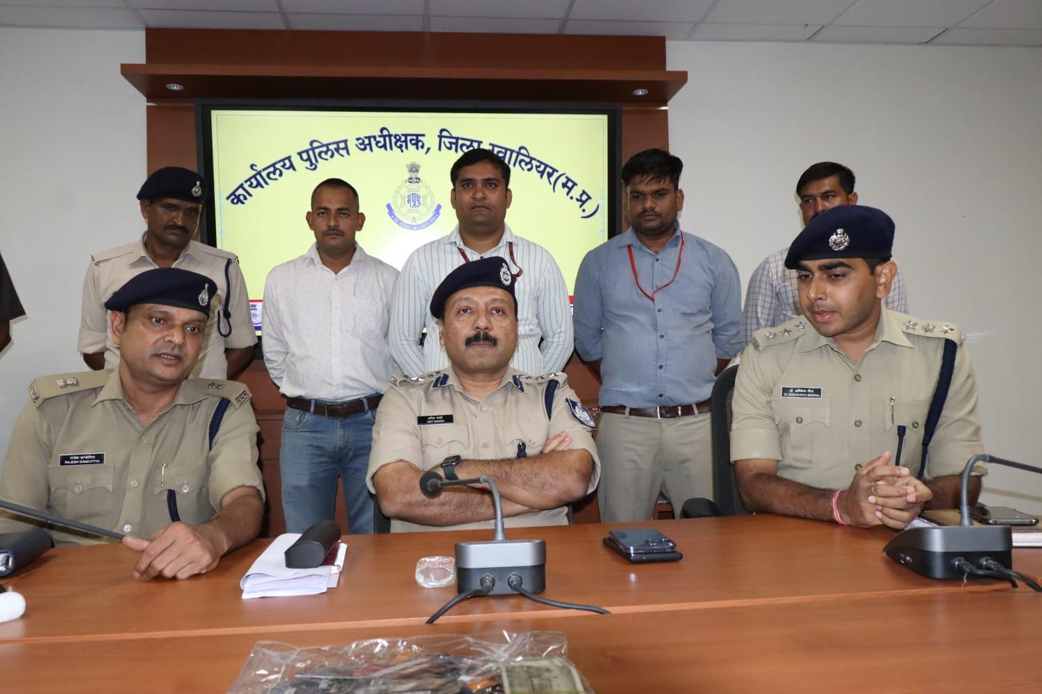 ATM कार्ड बदलकर रुपये निकालने वाले शातिर बदमाश गिरफ्तार, 61 ATM कार्ड मिले, दो लुटेरे भी पकड़े