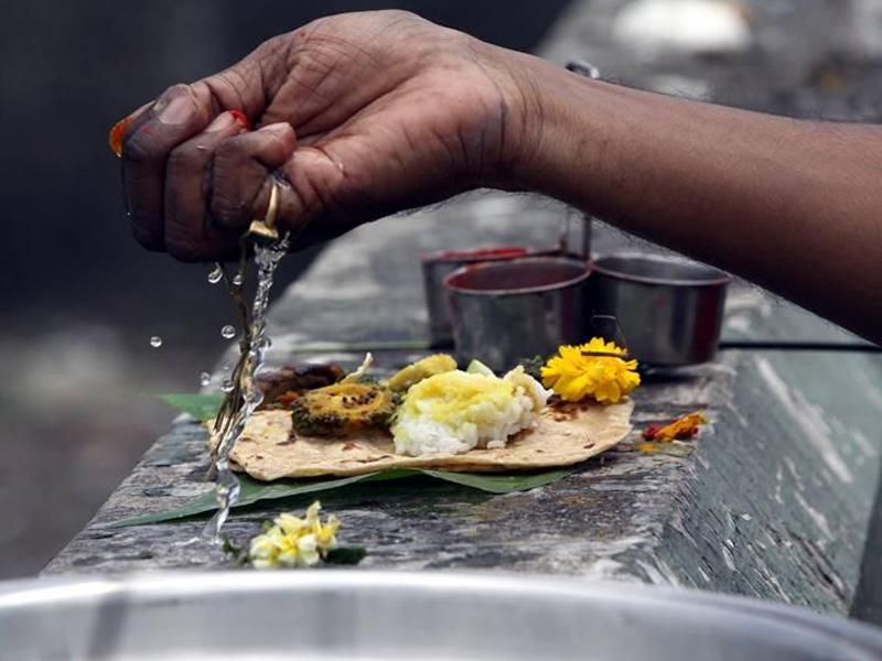 Pitru Paksha : पितरों की नाराजगी घर और परिजनों के लिए पड़ सकती है भारी, इन आसान उपायों से करें खुश