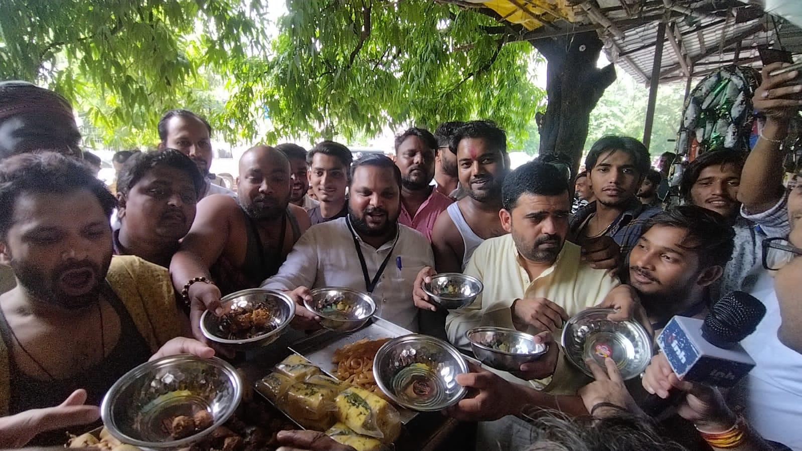 भोपाल : युवा कांग्रेस ने भीख मांगकर मनाया PM मोदी का जन्मदिन, कहा-आज का दिन बेरोजगार दिवस