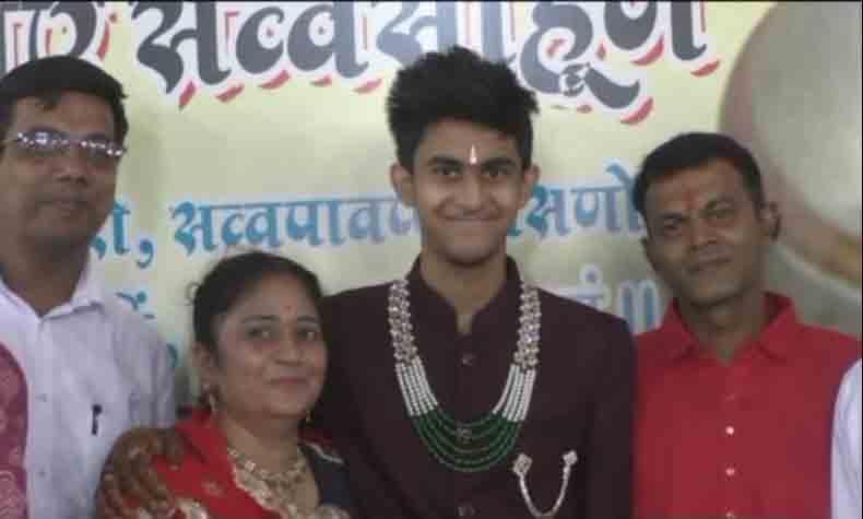 16 वर्ष की उम्र में पिता की करोड़ों की संपत्ति छोड़ बेटे ने चुना वैराग्य का रास्ता, पढ़े पूरी खबर