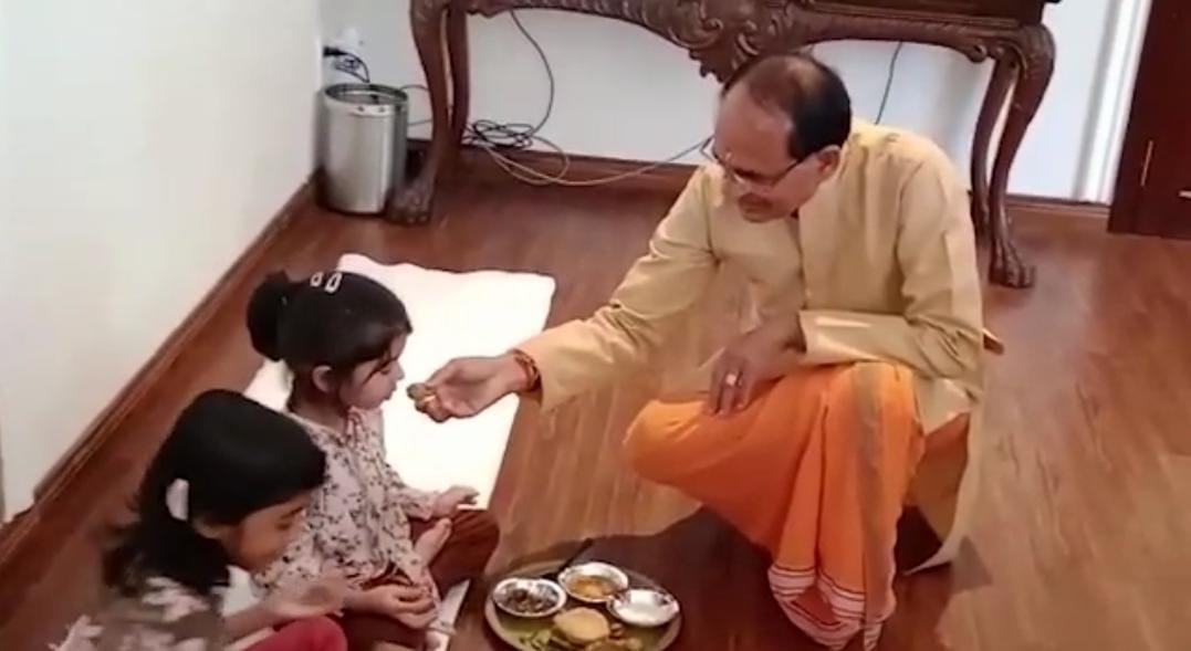 CM हाउस में कन्या पूजन, मुख्यमंत्री शिवराज और पत्नी साधना सिंह ने कन्याओं को परोसा भोजन