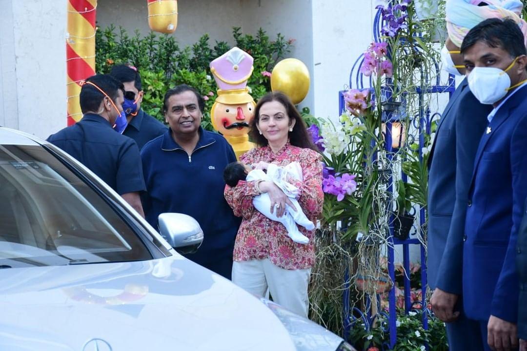 Isha Ambani : जुड़वा बच्चों संग मुंबई लौटी ईशा अंबानी, 300 किलो सोने का चढ़ाएगा परिवार, देखें वायरल वीडियो