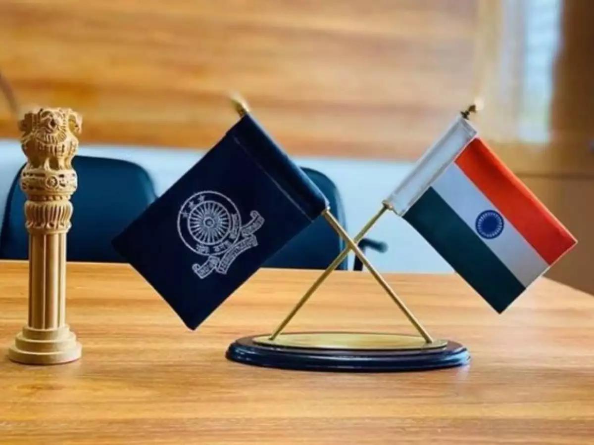 IAS-IPS Salary : एक आईएएस और आईपीएस को मिलती है इतनी सैलरी, गाड़ी-बंगले के अलावा दी जाती है ये सारी लग्जरी सुविधाएं