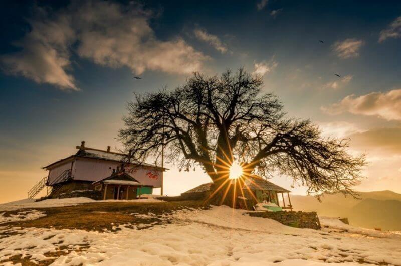 Bijli Mahadev : भोलेनाथ को लगते हैं इस मंदिर में बिजली के झटके, खंडित हो जाता है शिवलिंग