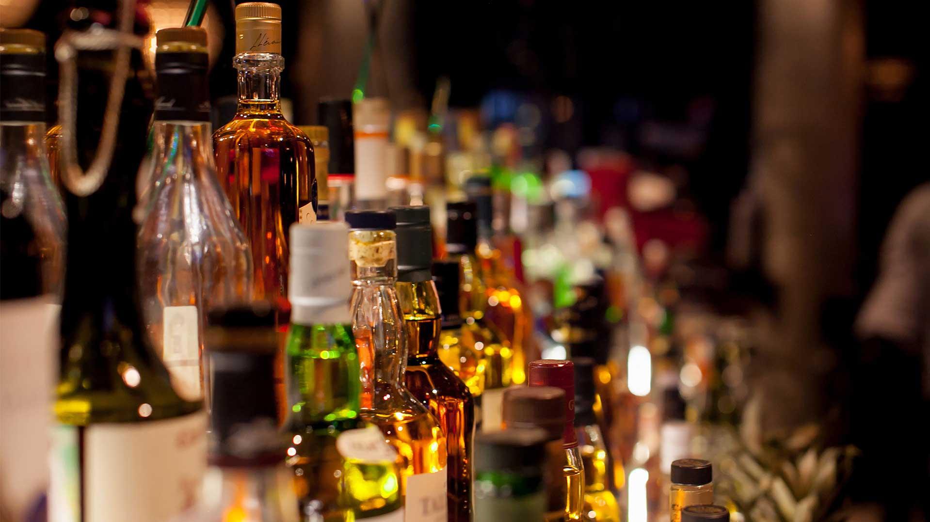 Intoxicating Liquors : दुनिया की सबसे नशीली 5 शराब, जाम छलकाते ही चढ़ जाता है नशा