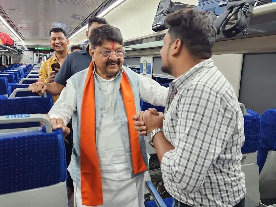 Vande Bharat में सफर कर खुश हुए कैलाश विजयवर्गीय, सहयात्रियों से बातचीत कर जाना अनुभव