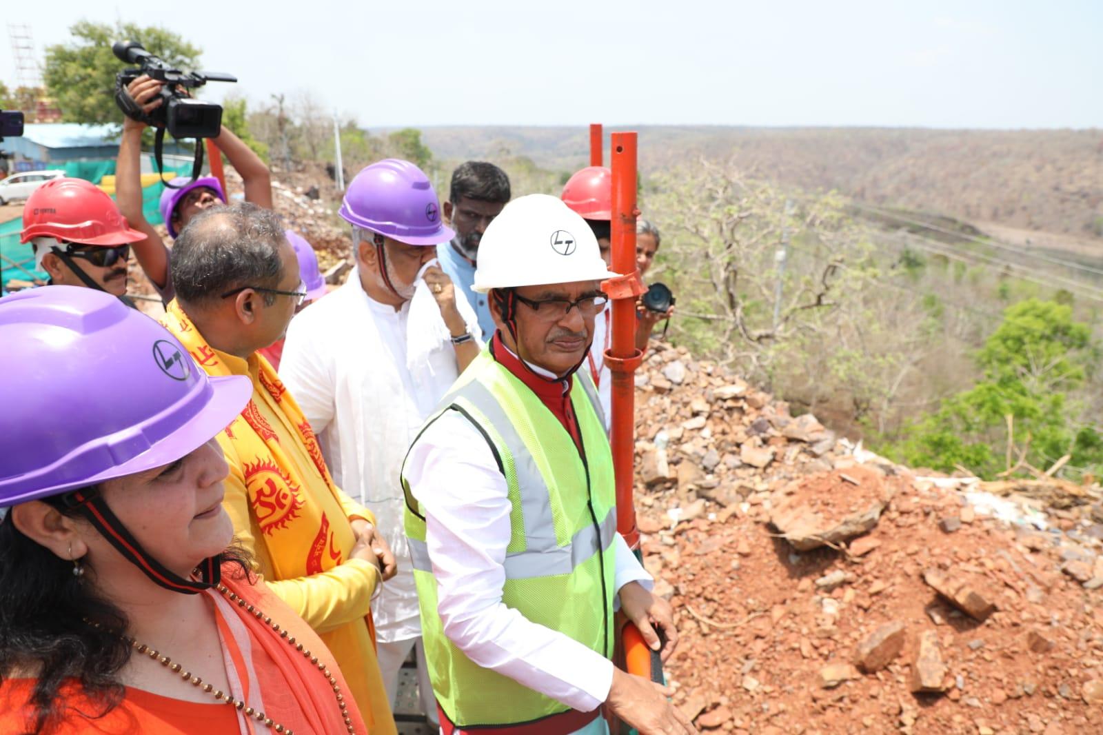 Omkareshwar News: सीएम शिवराज ने आदिनाथ प्रतिमा स्थल का किया निरीक्षण, पढ़ें पूरी खबर