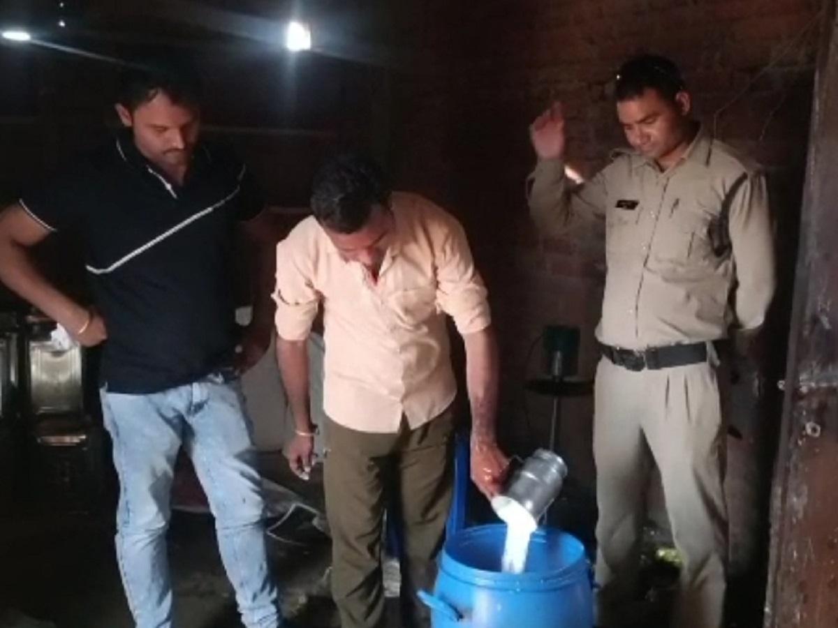 Datia News: नकली दूध की फैक्ट्री पर छापा, आरोपी मौके से फरार, जांच में जुटी पुलिस