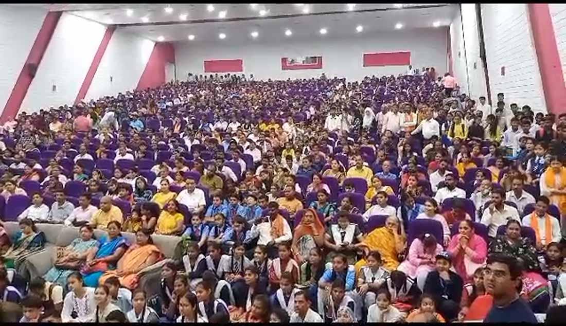 MP स्टूडेंट यूनियन ने रानी दुर्गावती यूनिवर्सिटी में काली पट्टी बांधकर जताया विरोध