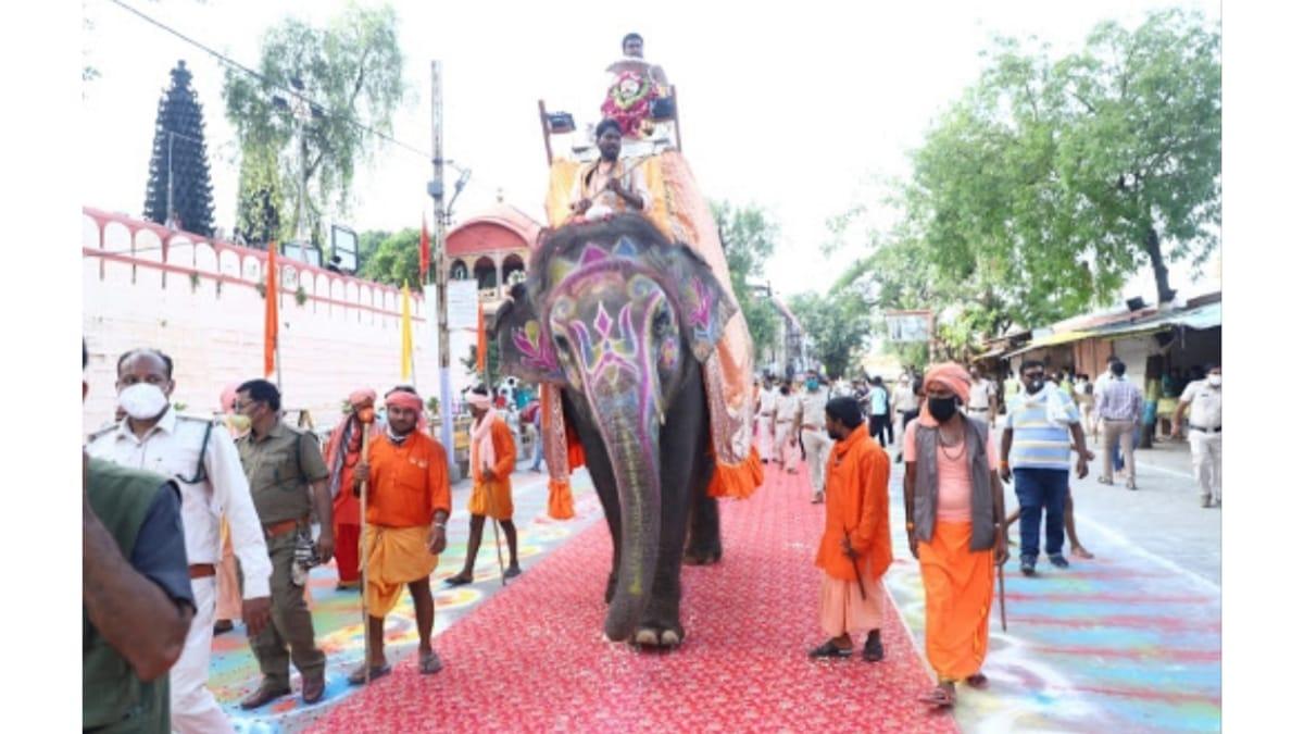महाकाल की सवारी में निकलने वाले हाथी पर क्रूरता होने की शिकायत, भड़के संतों ने PETA सचिव को लिया आड़े हाथ