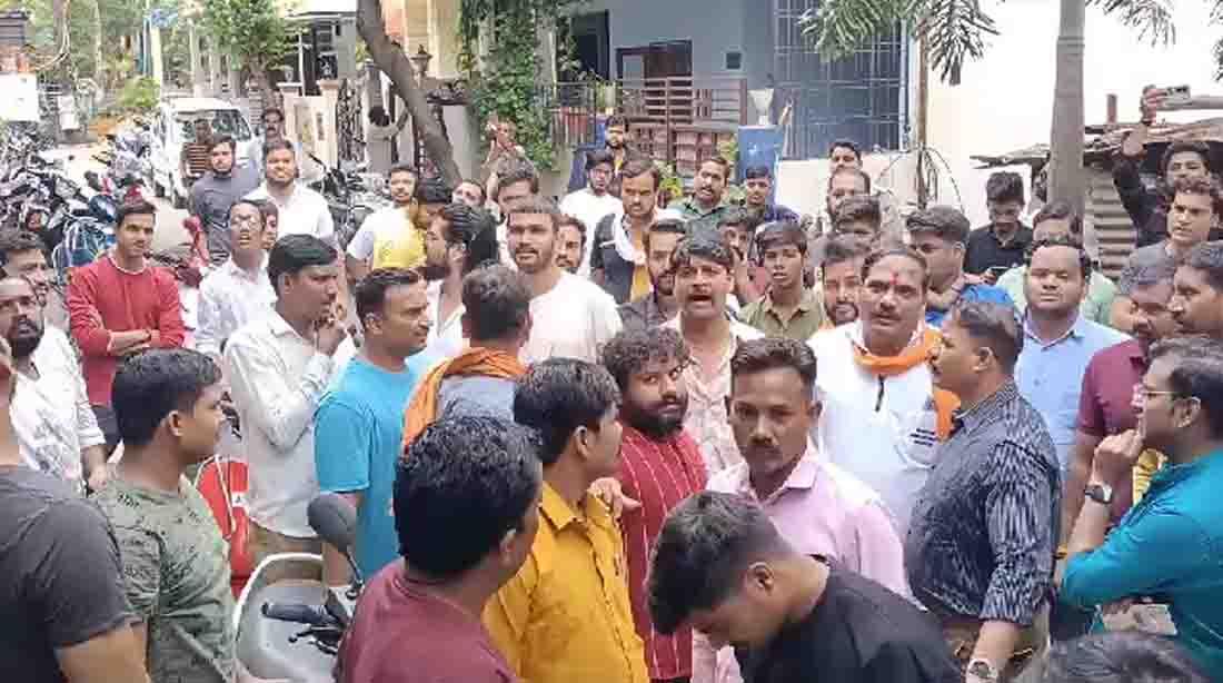 धर्मांतरण मामला : यीशु की प्रार्थना पर भड़के बजरंग दल के कार्यकर्ता, किरायेदारदार के घर मिली धार्मिक किताबें