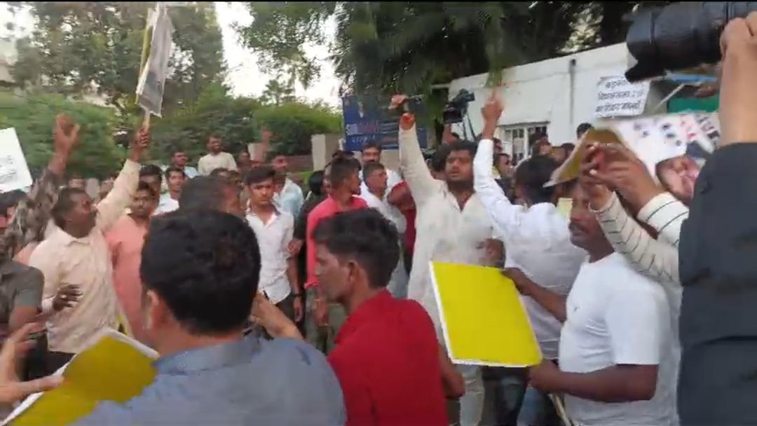 पीसीसी चीफ कमलनाथ के बंगले के सामने पेट्रोल छिड़ककर कार्यकर्ताओं का हंगामा