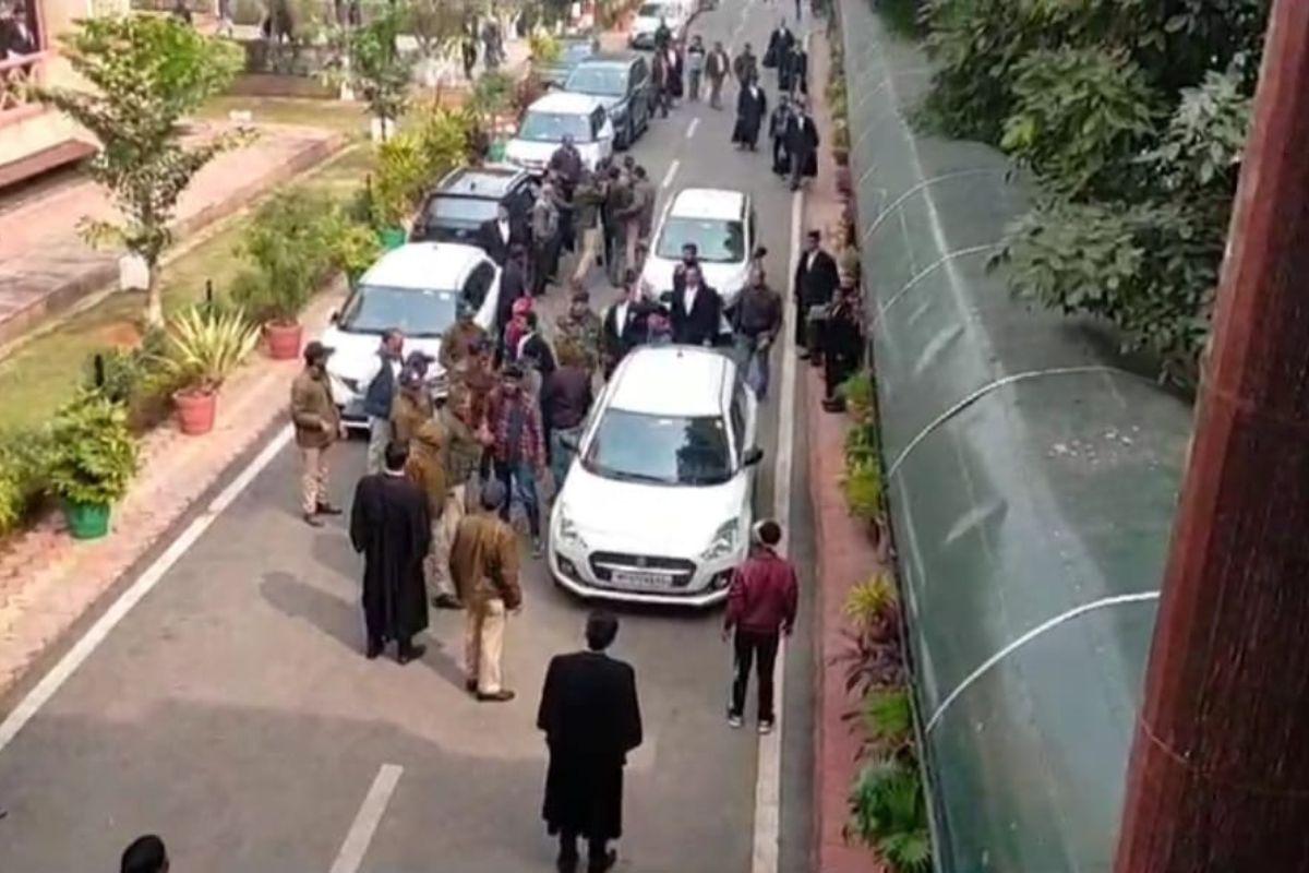 ग्वालियर हाई कोर्ट की सुरक्षा में बड़ी चूक, अंदर घुसी तेज रफ़्तार दो कार, मचा हडकंप, कार में थे युवक युवती, पुलिस को सौंपा
