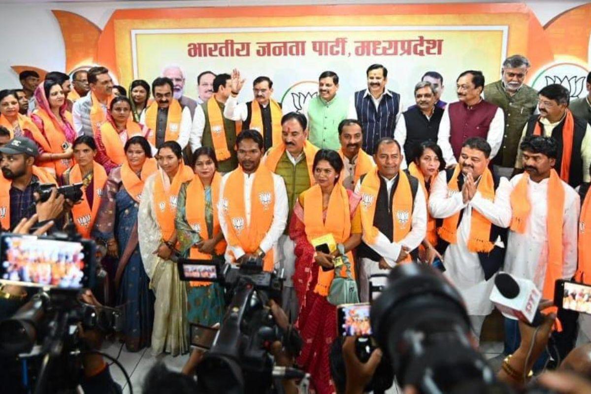 लोकसभा चुनाव से पहले डिंडोरी में कांग्रेस को बड़ा झटका, जिला पंचायत अध्यक्ष सहित दर्जनों कांग्रेसी भाजपा में हुए शामिल