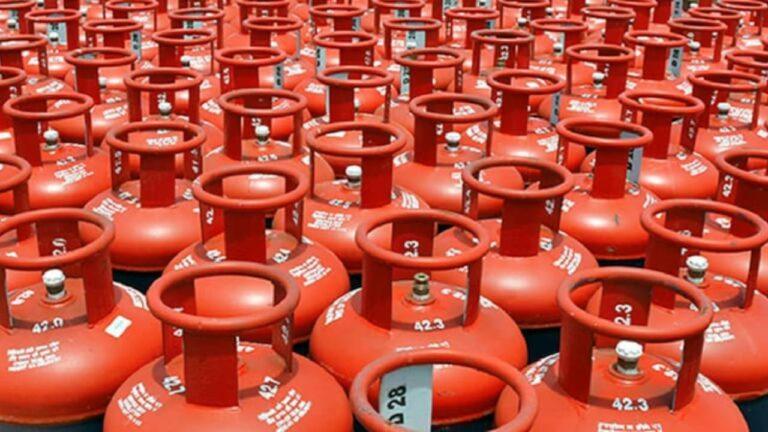 होली से पहले महंगाई का झटका, बढ़े LPG सिलेंडर के दाम, यहां जानें नए रेट