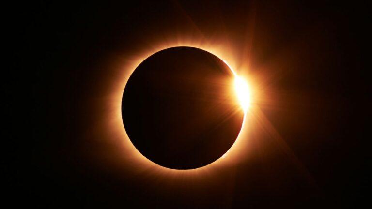 17 फरवरी में साल का पहला सूर्य ग्रहण, इन राशियों के लिए शुभ, इन्हें रहना होगा सतर्क, क्या भारत में दिखेगा? सूतककाल मान्य होगा?