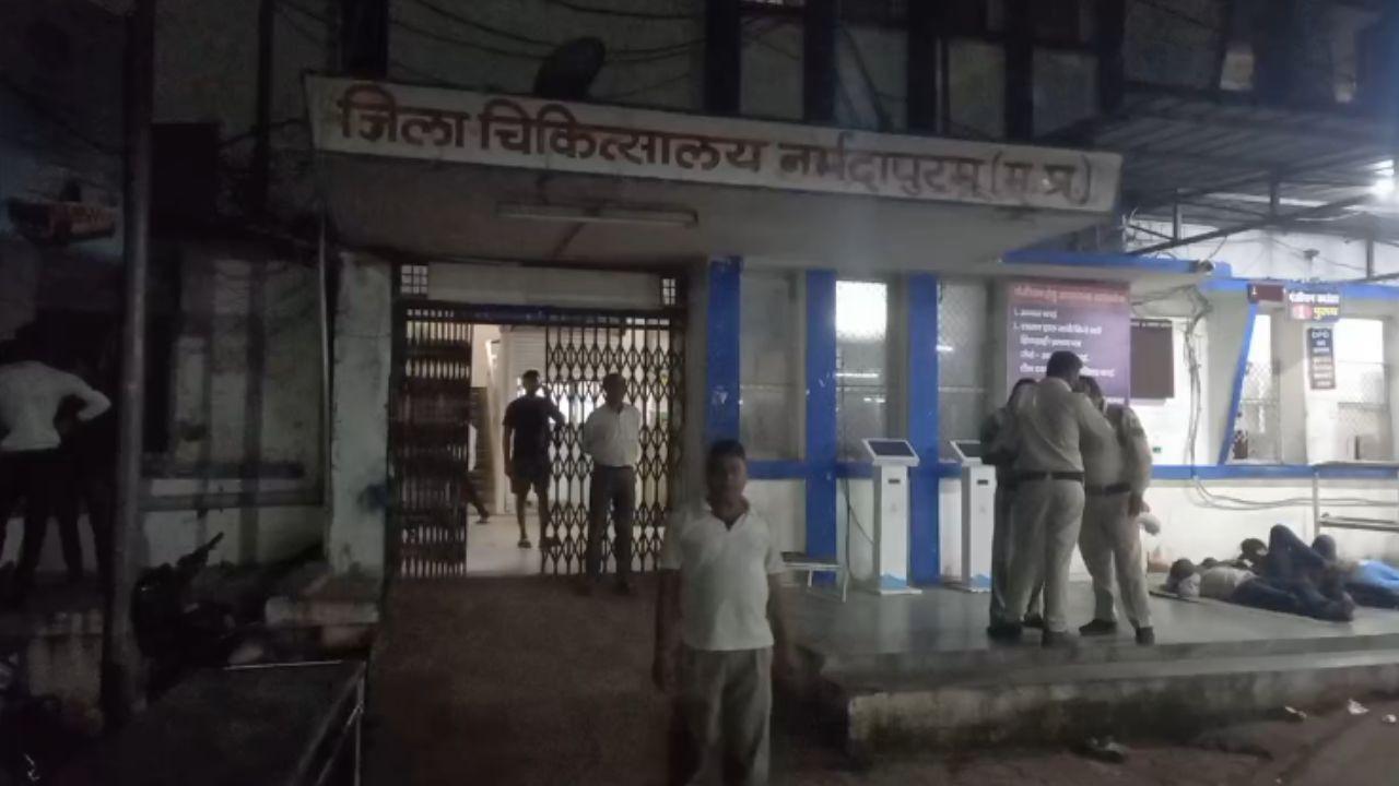 Narmadapuram News : अस्पताल में एमएलसी के दौरान भिड़े दो पक्ष, डॉक्टर-पुलिसकर्मियों से झूमाझटकी