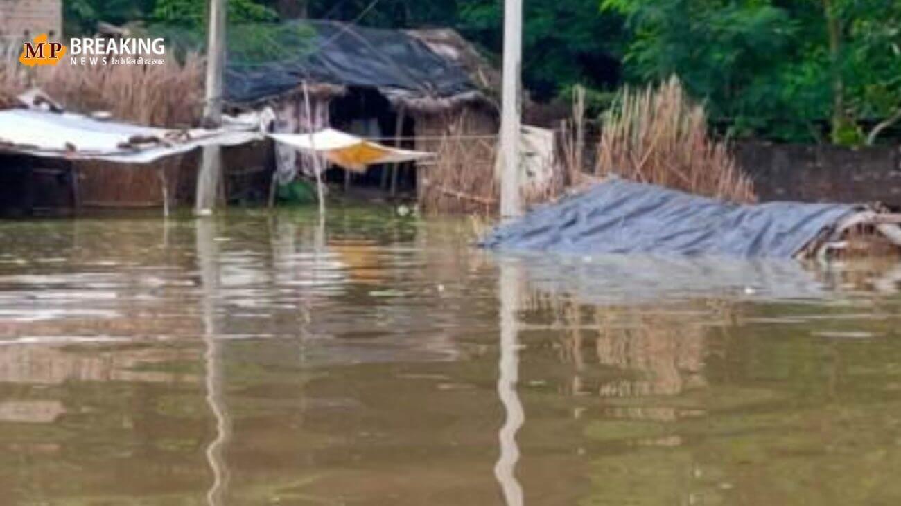 बाढ़ प्रभावित इलाकों में दिखाई दे रही प्रशासन की बड़ी लापरवाही, नाममात्र आर्थिक सहायता से परेशान हो रहे पीड़ित परिवार