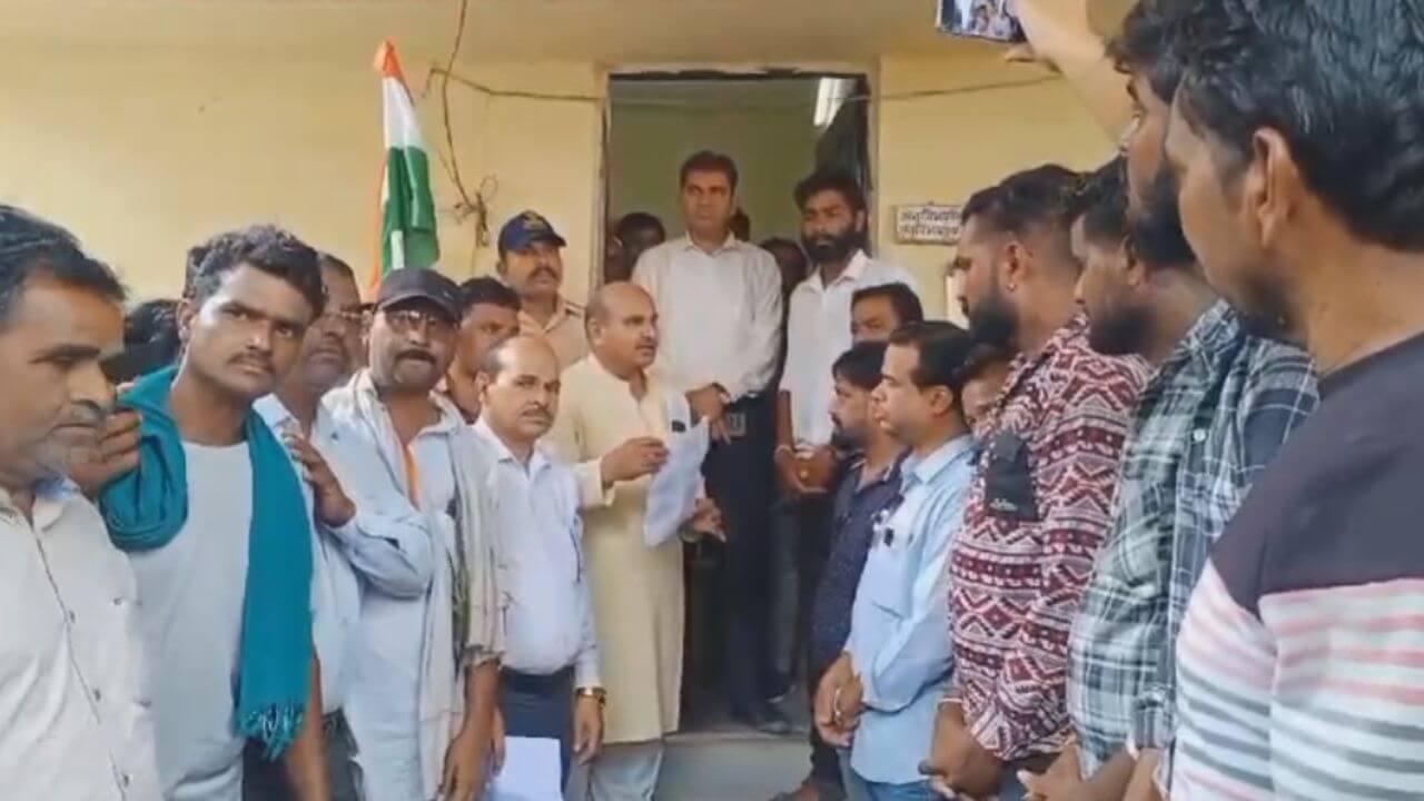 नीमच में सरकारी परियोजनाओं के खिलाफ ग्रामीणों ने शुरू किया आमरण अनशन, SDM को सौंपा ज्ञापन