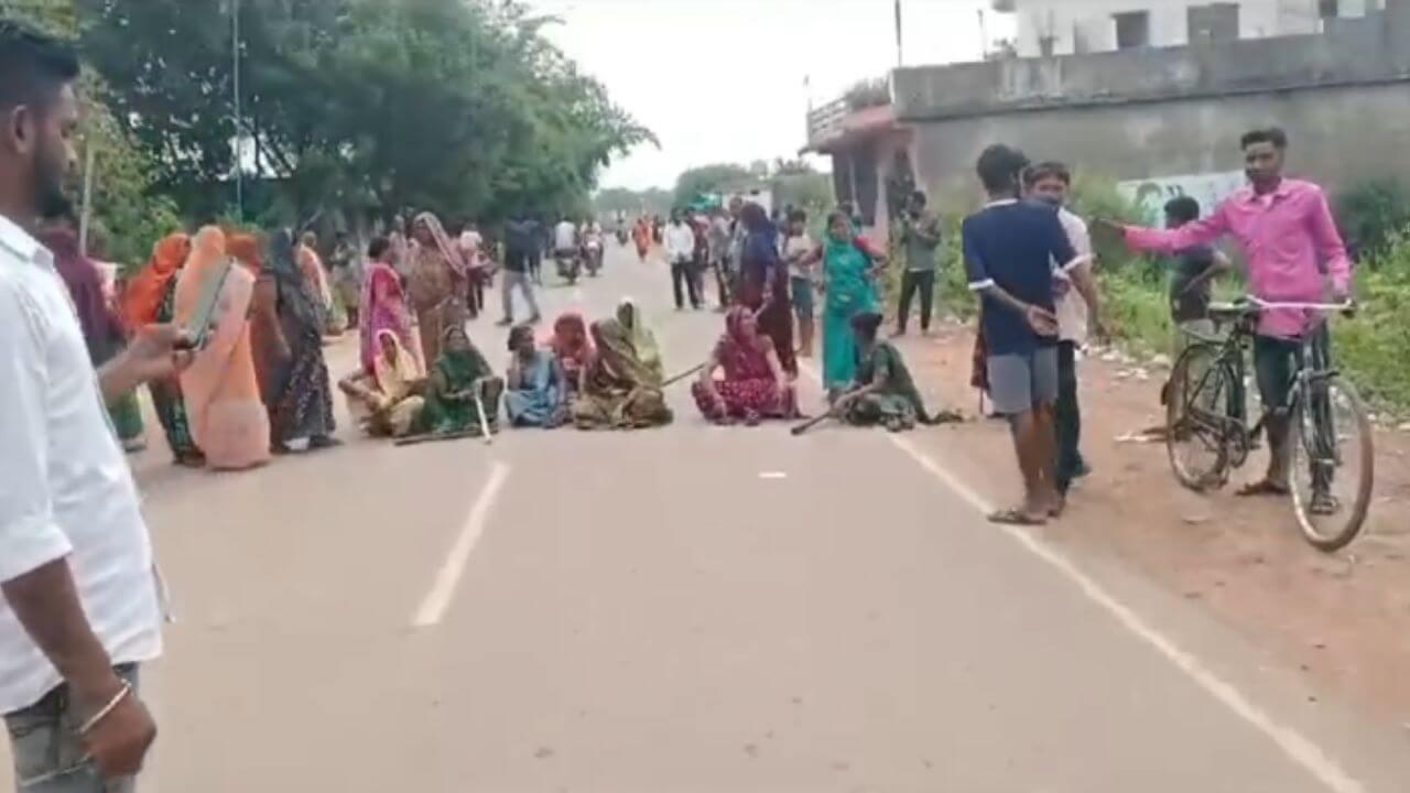 शराब बिक्री के खिलाफ महिलाओं ने खोला मोर्चा, दुकान हटाने की मांग