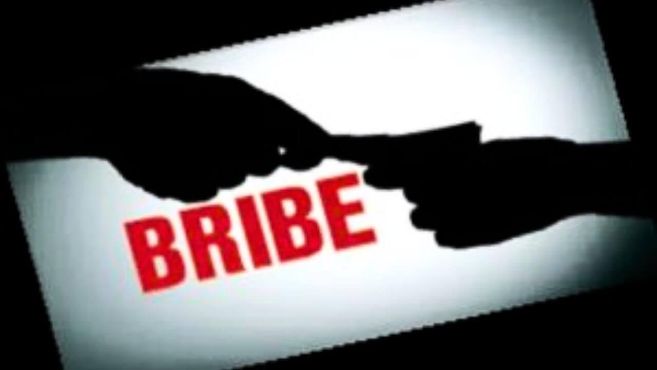 रिश्वत लेते रंगे हाथ पकड़ा गया निर्वाचन विभाग का बाबू, ईओडब्ल्यू की टीम ने ऐसे बिछाया जाल