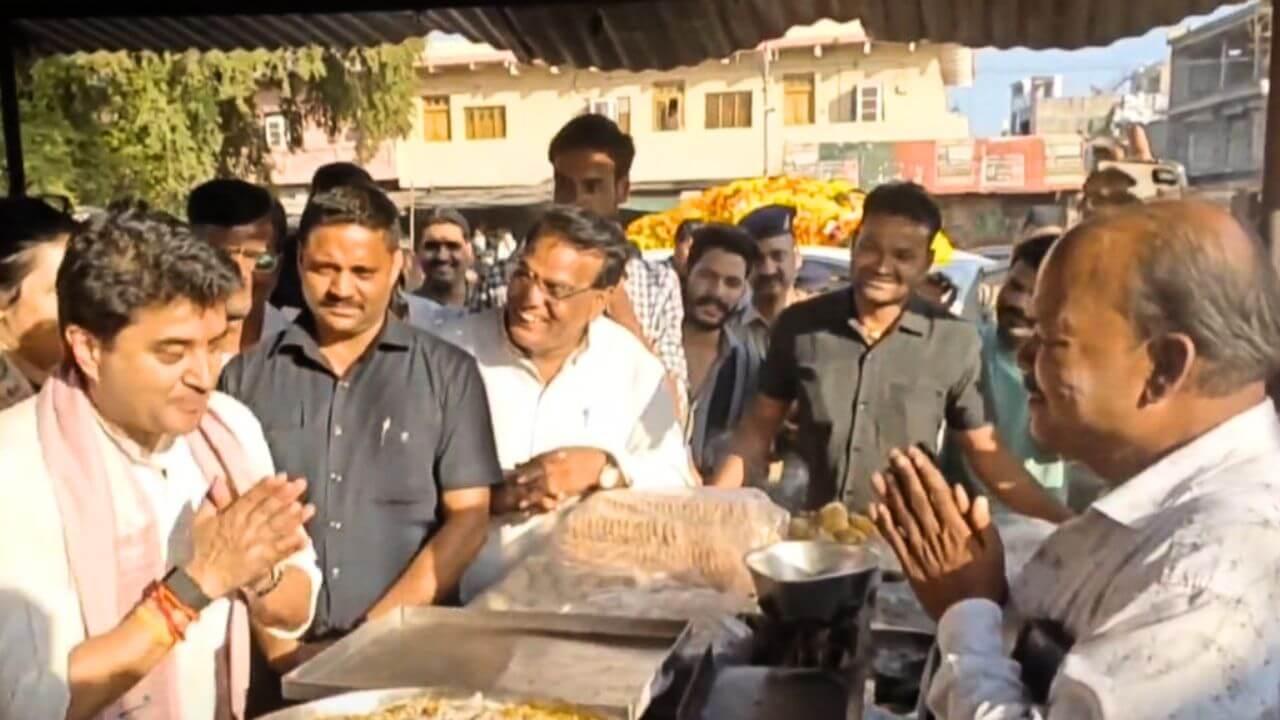 “महारानी” के आदेश पर मिठाई की दुकान पर पहुंचे “महाराज”, हाथ जोड़कर मांगी मिठाई, दुकानदार से बोले ज्योतिरादित्य सिंधिया….
