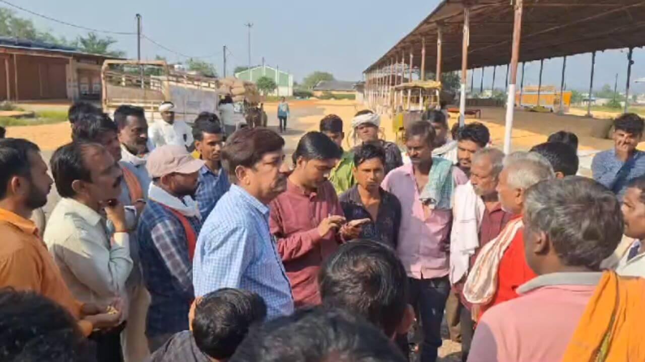 Damoh News : मंडी में खरीद को लेकर व्यापारी व किसान आमने-सामने, समझाइश के बाद शुरू हुई खरीदी