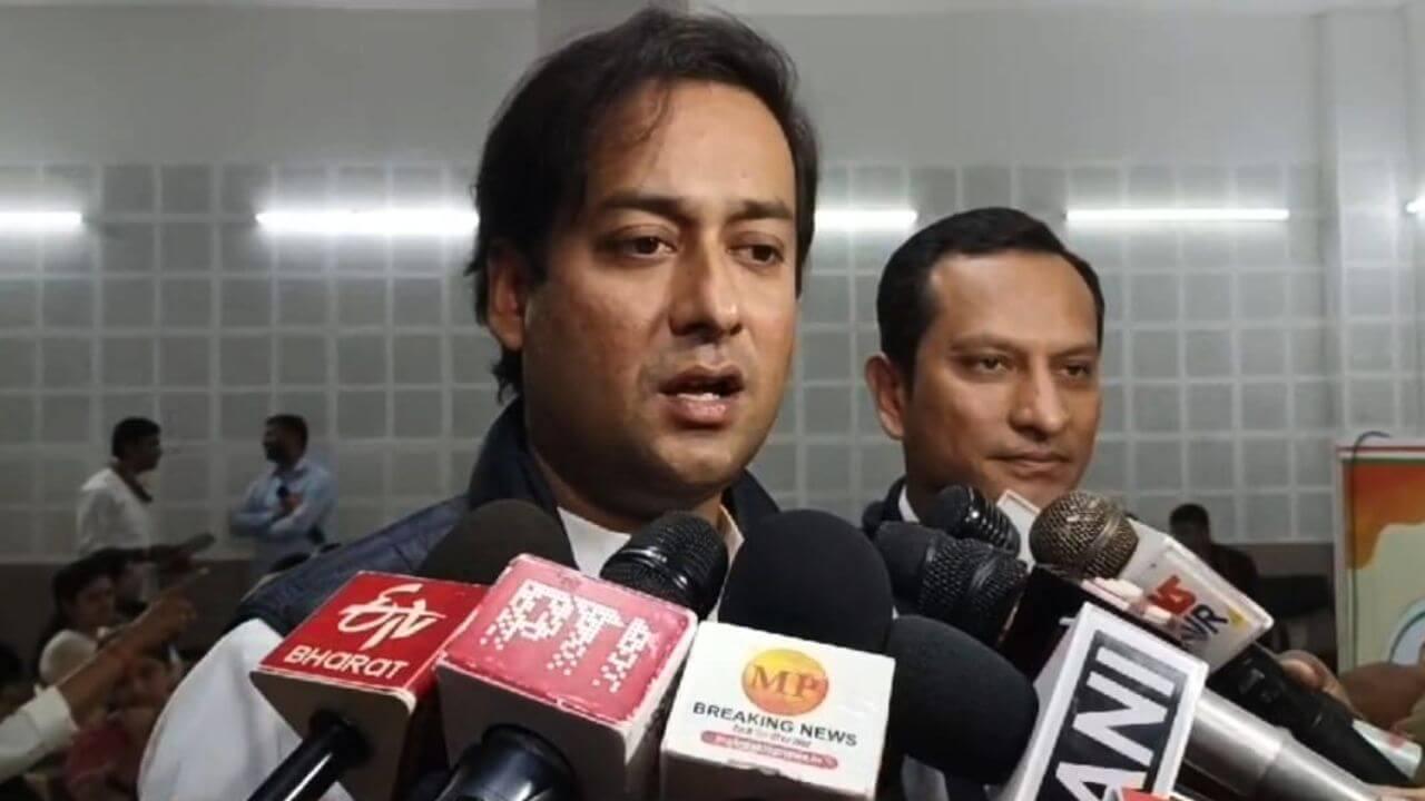 “जात पात की करो विदाई” नारे के साथ चल रही धीरेंद्र शास्त्री की पदयात्रा में शामिल हुए कांग्रेस विधायक जयवर्धन, जातिगत जनगणना पर कही ये बात