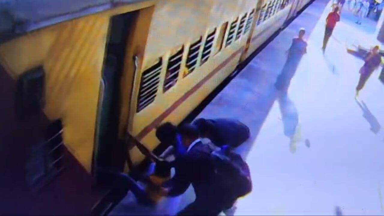 चलती ट्रेन में चढ़ रहा था नाबालिग, तभी फिसला पैर, RPF जवान ने दौड़कर बचाई जान, देखें वीडियो