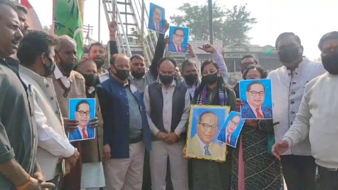 दमोह में अमित शाह के खिलाफ सड़कों पर उतरे कांग्रेसी, बाबा साहेब अंबेडकर के खिलाफ दिए विवादित बयान पर जताया विरोध