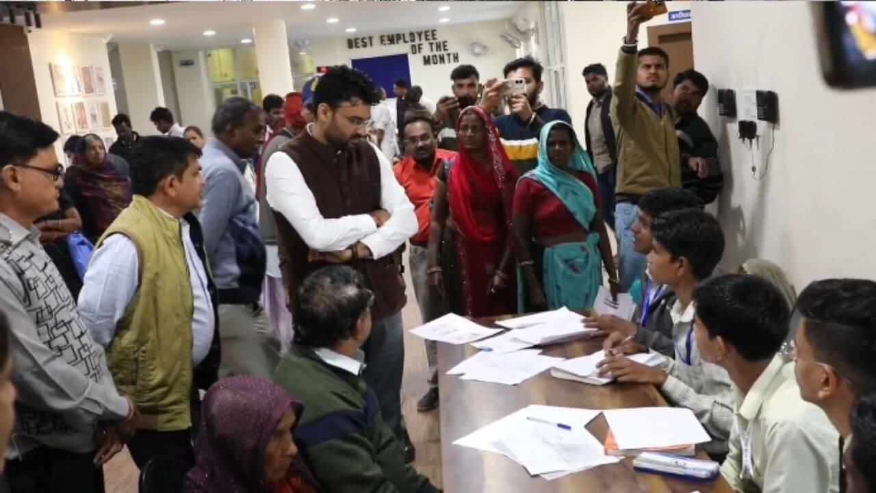 नीमच कलेक्टर की अनोखी पहल, जनसुनवाई में अब आवेदन लिखेंगे स्कूली छात्र, शिकायतकर्ताओं को आवेदन के भी नही देना पड़ेंगे पैसे