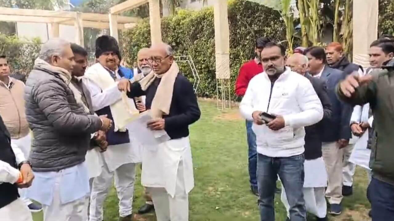 राहुल गांधी से माफ़ी मांगने की मांग पर दिग्विजय सिंह का वीडी शर्मा पर पलटवार, RSS पर साधा निशाना