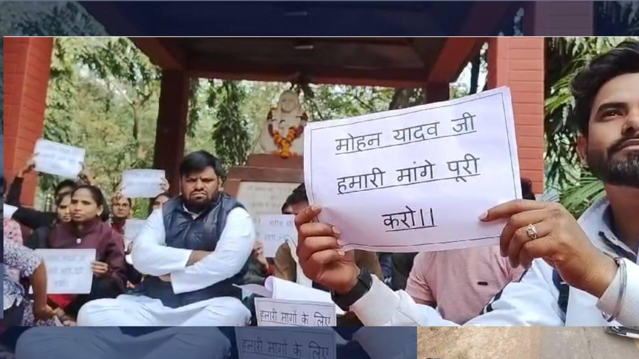 Indore News : DAVV में B.Ed के छात्रों ने दिया धरना, रखी ये मांग