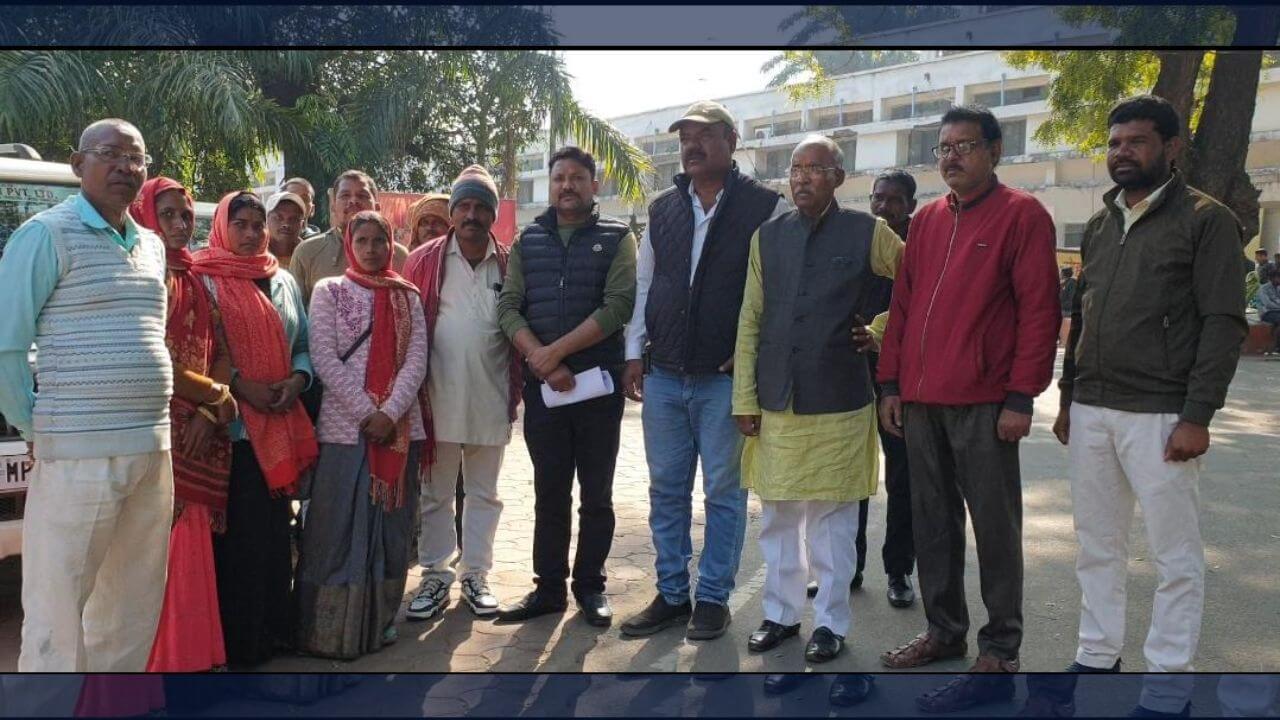 जनपद पंचायत सोहागपुर के अध्यक्ष, उपाध्यक्ष और सदस्य ने कलेक्ट्रेट के समक्ष धरना प्रदर्शन, निर्माण कार्यों में लगाए भ्रष्टाचार के आरोप