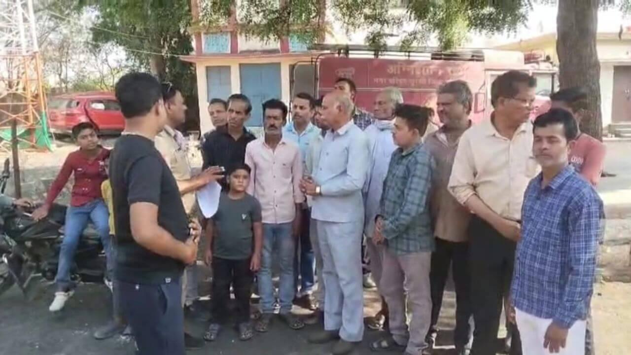 पुलिस हमें ही आरोपी बनाने का प्रयास कर रही है, बोले गुंडे की शिकायत लेकर थाने पहुंचे परेशान व्यापारी