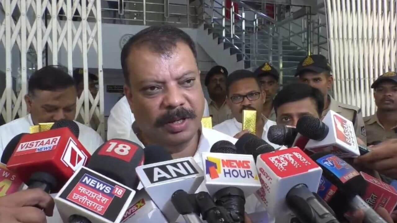 परिवहन घोटाले के प्रमाण लेकर आयकर विभाग पहुंचे उमंग सिंघार, दस्तावेज सौंपे, पूर्व मंत्री की शिकायत की भी कही बात